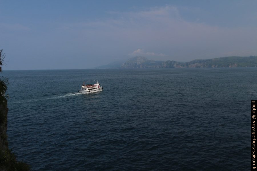 Le bateau d'excursion avec des écoliers français repart. Photo © André M. Winter