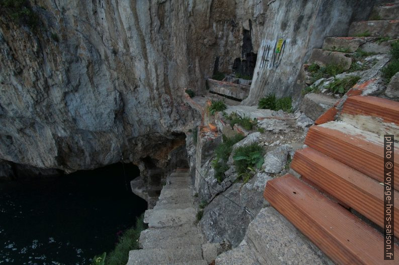 Escalier vers l'ancien embarcadère du Faro del Caballo. Photo © André M. Winter