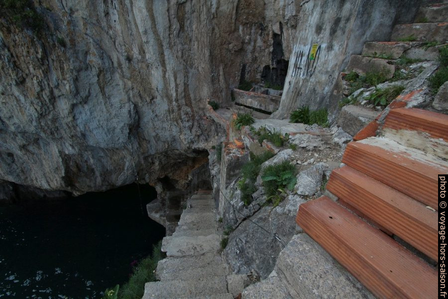 Escalier vers l'ancien embarcadère du Faro del Caballo. Photo © André M. Winter