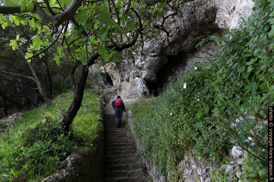 Alex sous la paroi verticale près de l'escalier du Faro del Caballo. Photo © André M. Winter