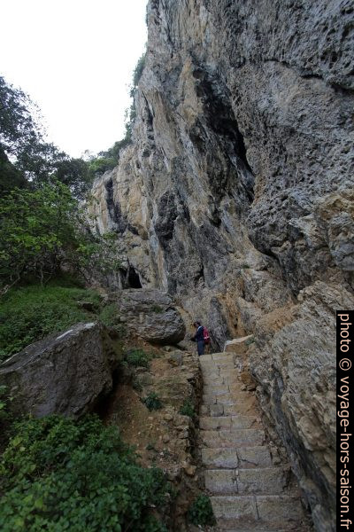 L'escalier du Faro del Caballo serre la paroi de près. Photo © André M. Winter