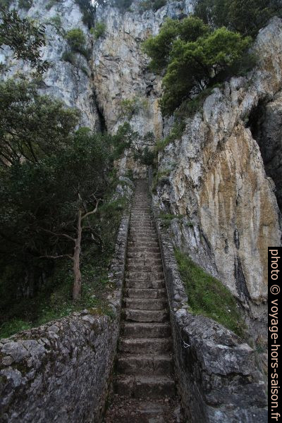 Partie verticale de l'escalier du Faro del Caballo. Photo © André M. Winter