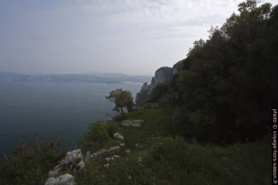 Ancienne batterie sur le plateau au-dessus de la Punta del Caballo. Photo © André M. Winter
