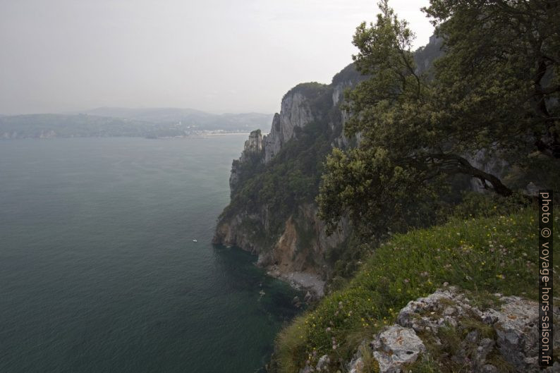 Côte escarpée au sud. Photo © André M. Winter