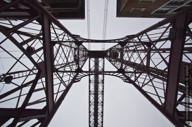 Vue verticale sous le pilier gauche du Pont de Biscaye. Photo © Alex Medwedeff