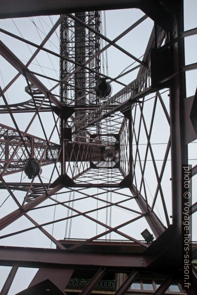 Vue verticale sous la structure nord du pilier gauche du Pont de Biscaye. Photo © Alex Medwedeff