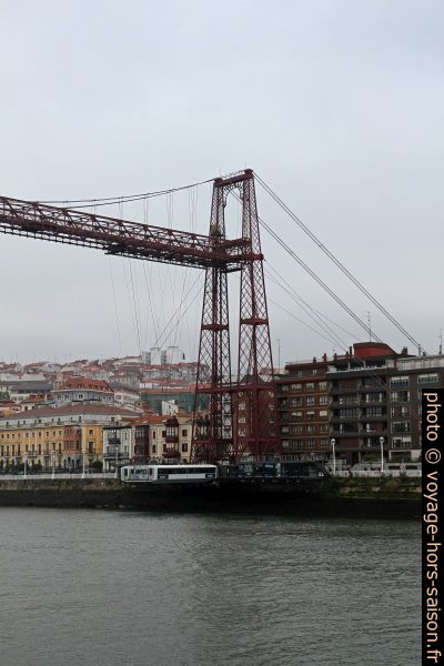Pilier gauche de la Bizkaiko Zubia vu du quai de Getxo. Photo © Alex Medwedeff