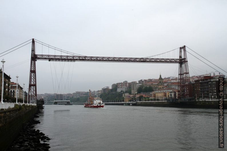 Un navire passe sous le Puente de Vizcaya. Photo © Alex Medwedeff