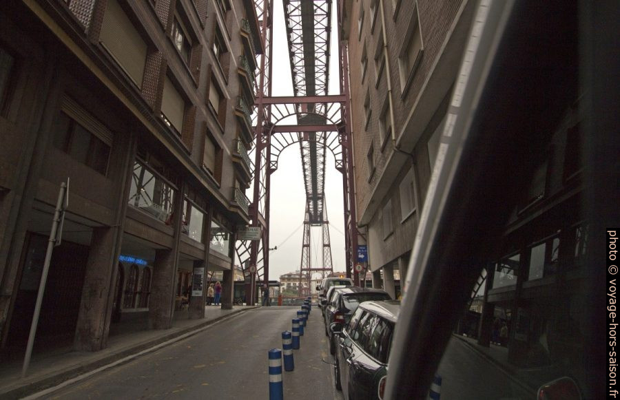 En voiture dans la file d'attente d'accès au Puente de Vizcaya. Photo © André M. Winter