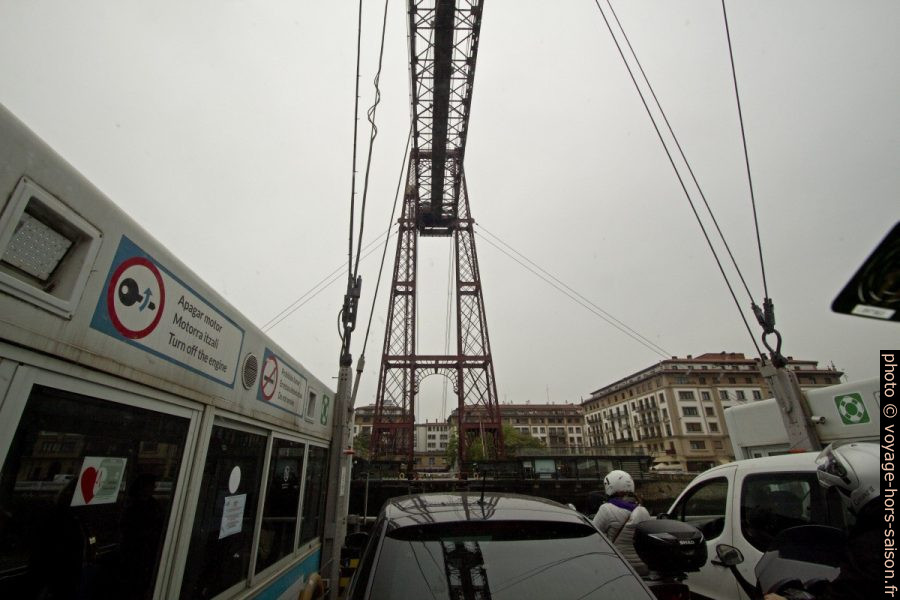 En voiture sur la nacelle du Pont transbordeur Vizcaya. Photo © André M. Winter