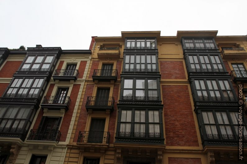 Façdes avec balcons couverts dans le centre de Bilbao. Photo © Alex Medwedeff