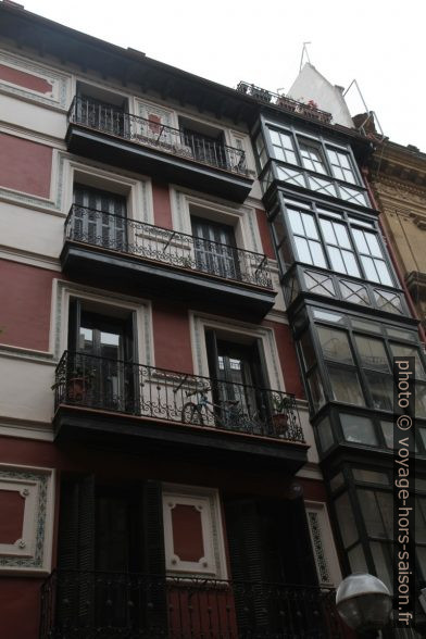 Façades avec balcons normaux et balcons couverts dans le centre de Bilbao. Photo © Alex Medwedeff