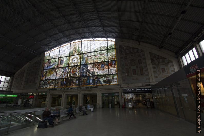 Hall de la gare de Bilbao-Abando avec un vitrail de 1948. Photo © André M. Winter