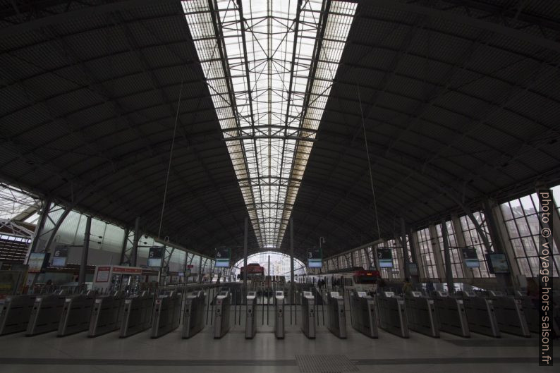 Hall de la gare de Bilbao-Abando avec portiques-oblitérateurs. Photo © Alex Medwedeff