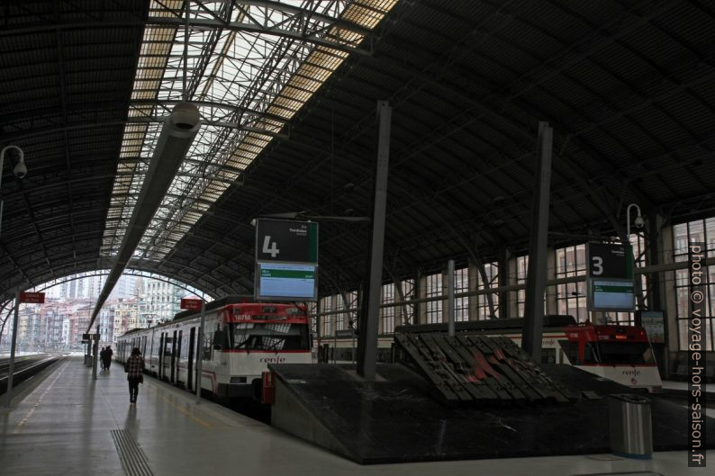 Quais de la gare de Bilbao-Abando. Photo © Alex Medwedeff