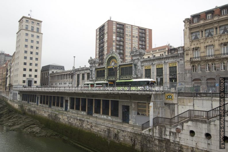 Gare de Bilbao-Concordia imbriquée entre des immeubles plus récents. Photo © André M. Winter