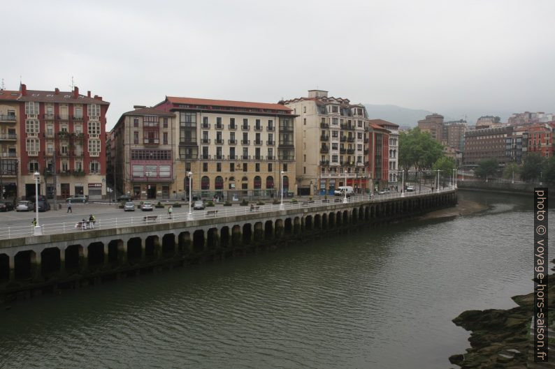 Quai est de la Ría de Bilbao par marée basse. Photo © Alex Medwedeff