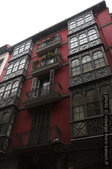 Façade de Bilbao avec balcons mixtes. Photo © Alex Medwedeff