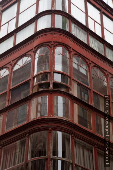 Façade couverte avec fenêtres à guillotine. Photo © Alex Medwedeff