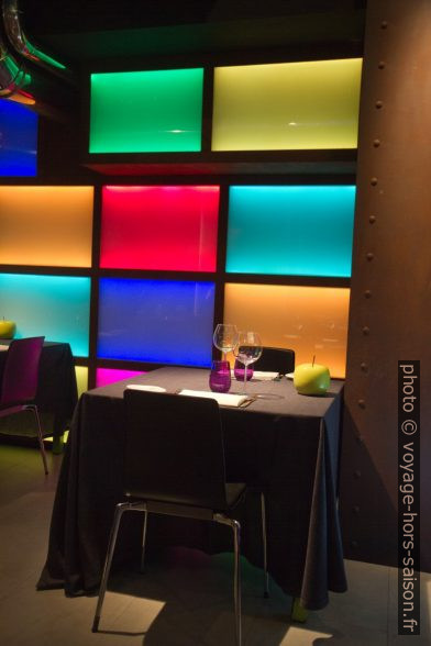 Table et mur lumineux du restaurant Porrue. Photo © Alex Medwedeff