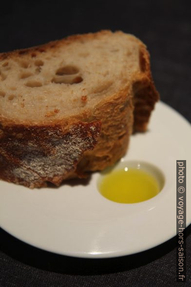 Pain et de l'huile d'olive servis dans le restaurant Porrue. Photo © Alex Medwedeff