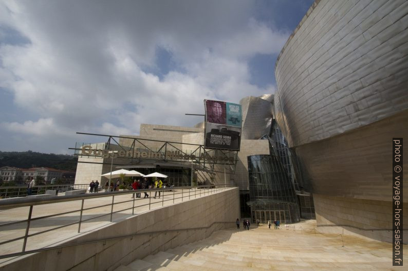 Entrée principale du Guggenheim Bilbao Museoa. Photo © André M. Winter
