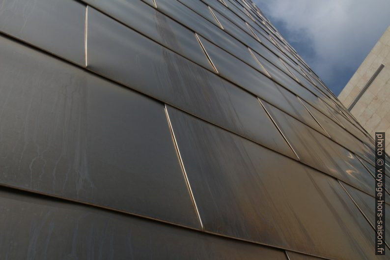 Écailles de titane du Musée Guggenheim de Bilbao. Photo © André M. Winter