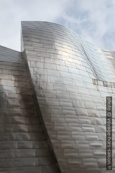 L'immeuble du Musée Guggenheim forme des vagues. Photo © Alex Medwedeff