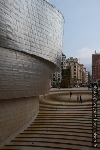 Escalier d'accès au Musée Guggenheim. Photo © Alex Medwedeff