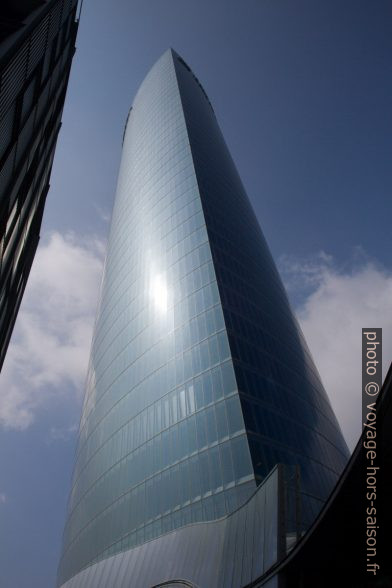 Tour Iberdrola Dorrea au soleil. Photo © Alex Medwedeff