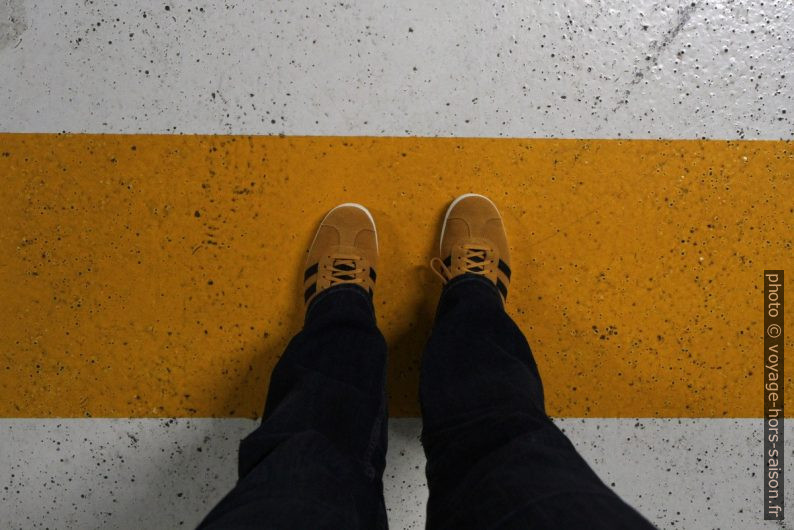 Chaussures adidas jaunes sur bande jaune. Photo © Alex Medwedeff