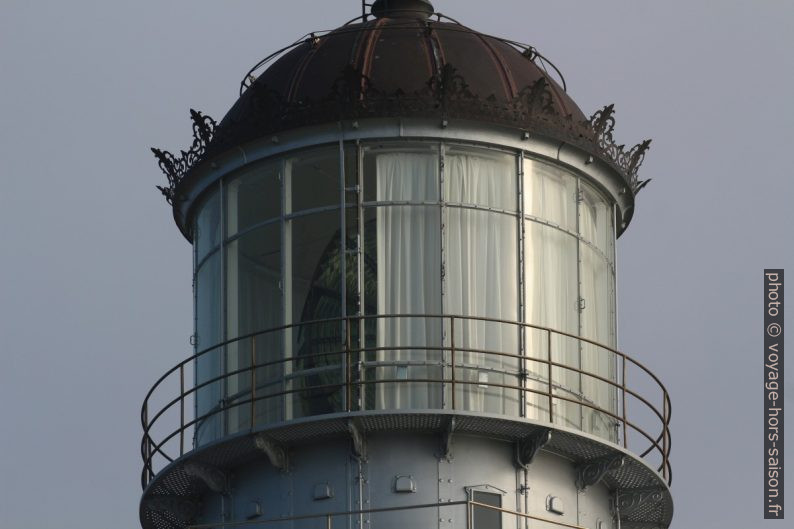 Lentille dans la lanterne voilée du Phare de Matxitxako. Photo © André M. Winter