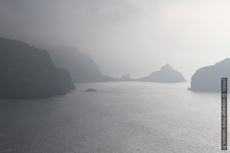 Passerelle de Gaztelugatxeko dans la brume et en contre-jour. Photo © Alex Medwedeff