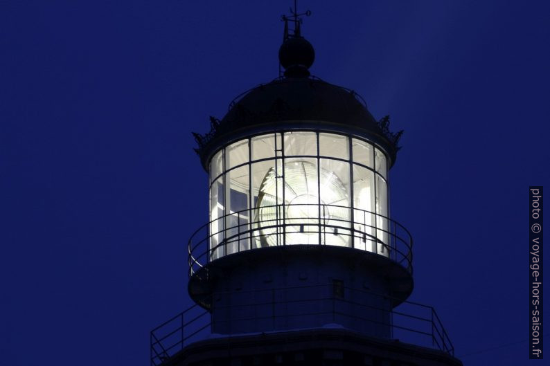 Lanterne éclairée du Phare de Matxitxako. Photo © André M. Winter