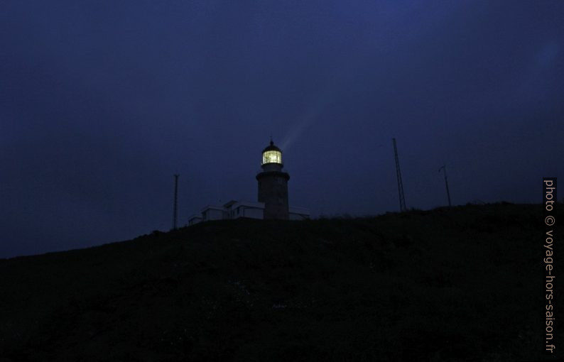 Rayon lumineux du Phare de Matxitxako durant la nuit. Photo © Alex Medwedeff