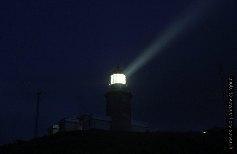 Rayon lumineux du Phare de Matxitxako durant la nuit. Photo © Alex Medwedeff