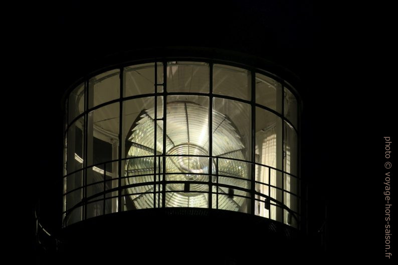 Lentille du Phare de Matxitxako durant la nuit. Photo © André M. Winter