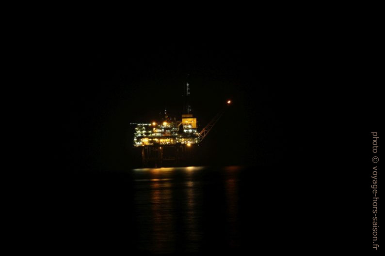 Plateforme de récupération de gaz naturel La Gaviota éclairée durant la nuit. Photo © André M. Winter
