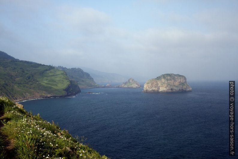 Presqu'île Gaztelugatxeko et l'île Akatxa. Photo © Alex Medwedeff