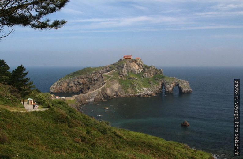 Gaztelugatxe et ses arcs naturels. Photo © André M. Winter