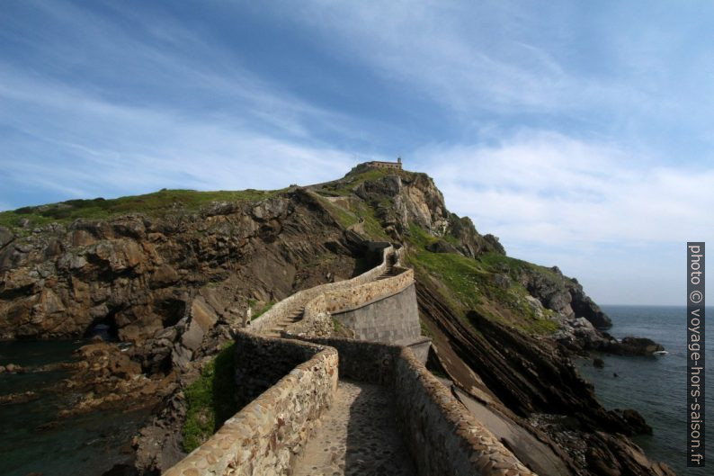 Pont tortueux de Gaztelugatxe. Photo © André M. Winter