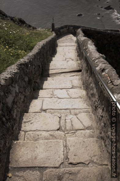 Escalier en pierre de Gaztelugatxe. Photo © André M. Winter