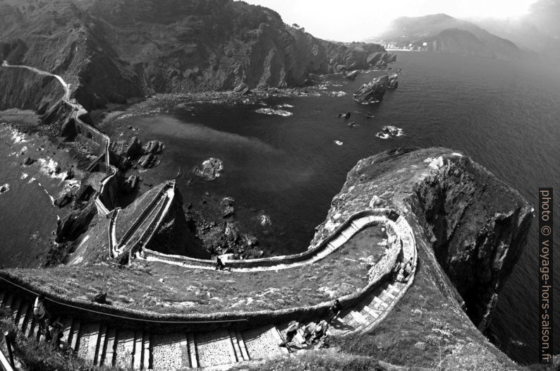 Panorama plongeant du chemin en pierre de Gaztelugatxe. Photo © André M. Winter