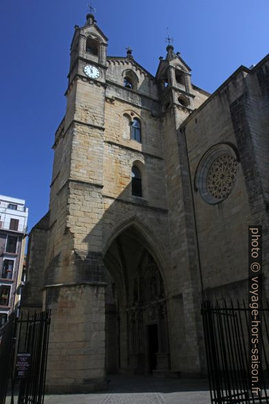 Porche massif de l'église San Bizente. Photo © Alex Medwedeff