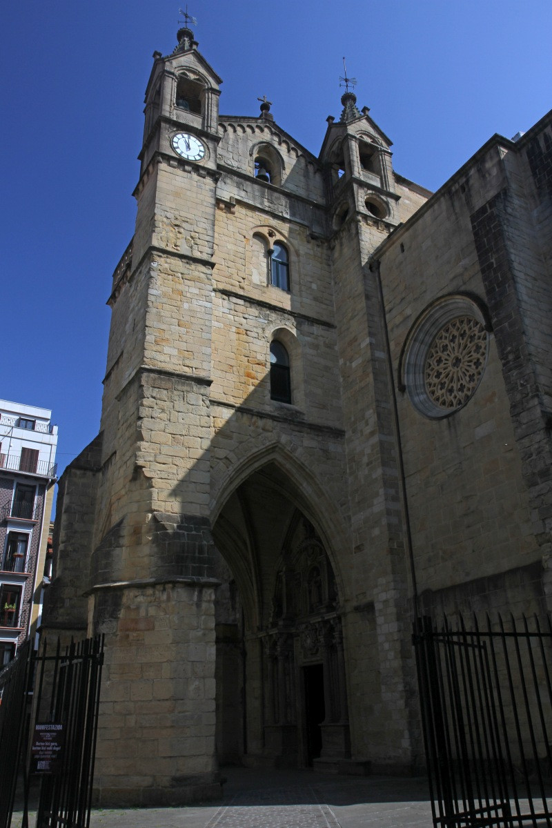 Porche massif de l'église San Bizente. Photo © Alex Medwedeff