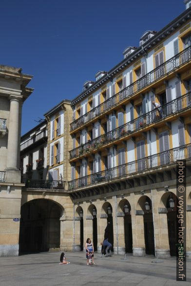 Passage, arcades et balcons de la Plaza Constitución. Photo © Alex Medwedeff