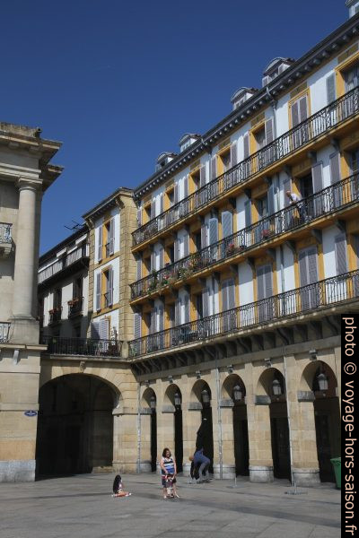 Passage, arcades et balcons de la Plaza Constitución. Photo © Alex Medwedeff