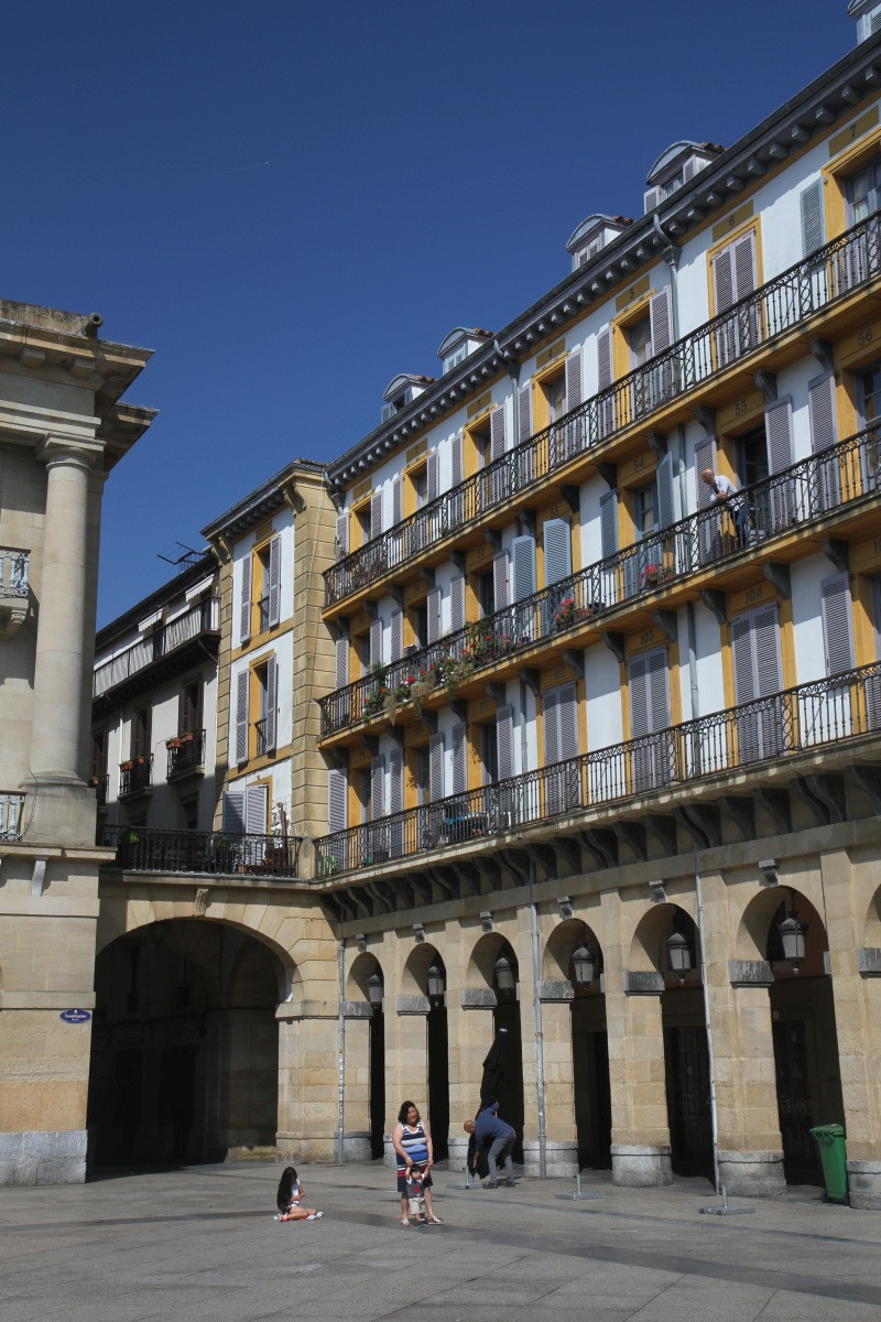 Passage, arcades et balcons de la Plaza Constitución. Photo © Alex Medwedeff