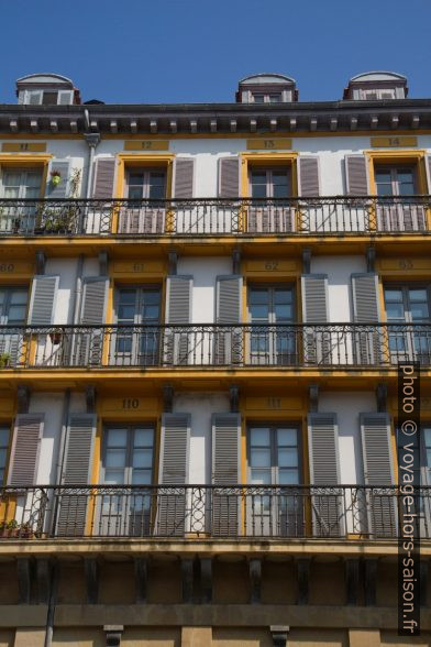 Balcons numérotés de la Plaza Constitución. Photo © Alex Medwedeff