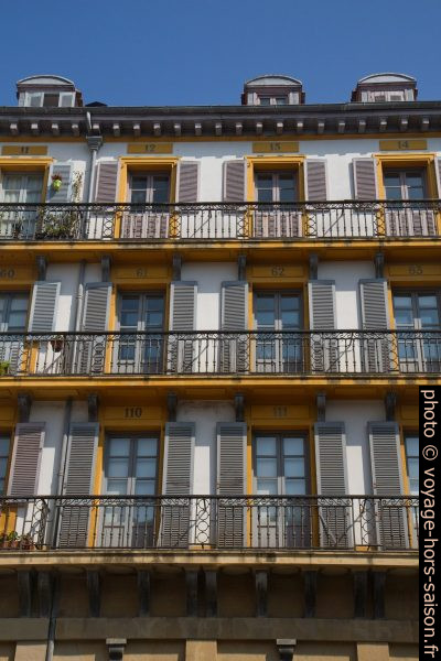 Balcons numérotés de la Plaza Constitución. Photo © Alex Medwedeff